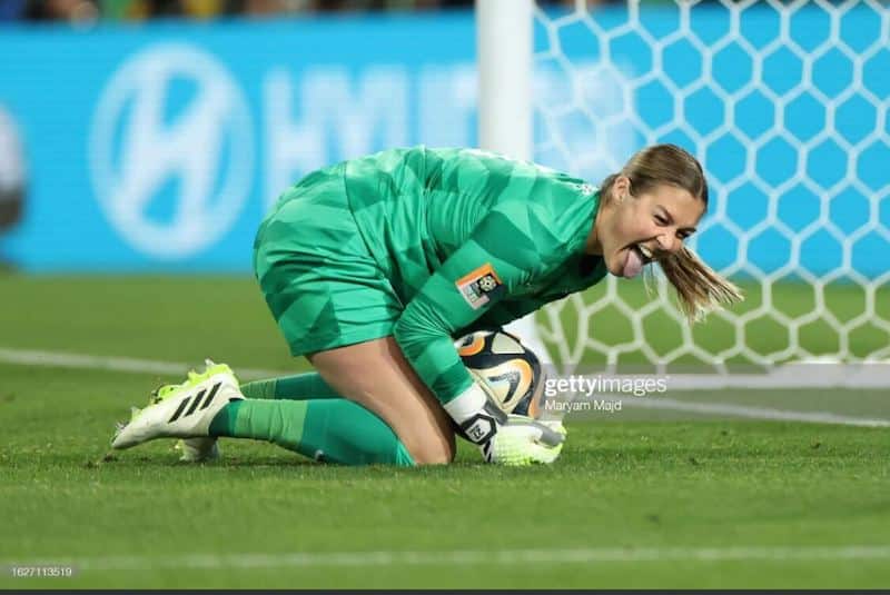 Mary Earps celebrates her penalty save