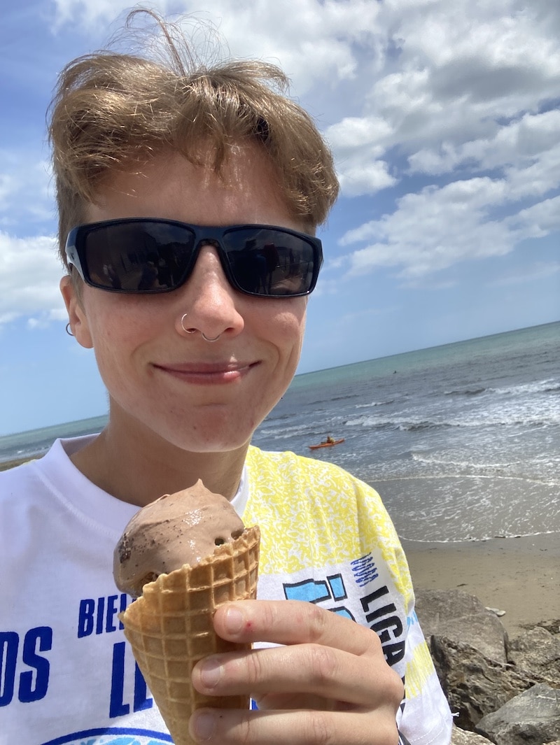 Flora is enjoying an ice cream on the beach