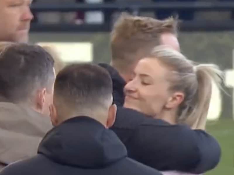Jonas Eidevall trying to console Leah Williamson, she's not really having it