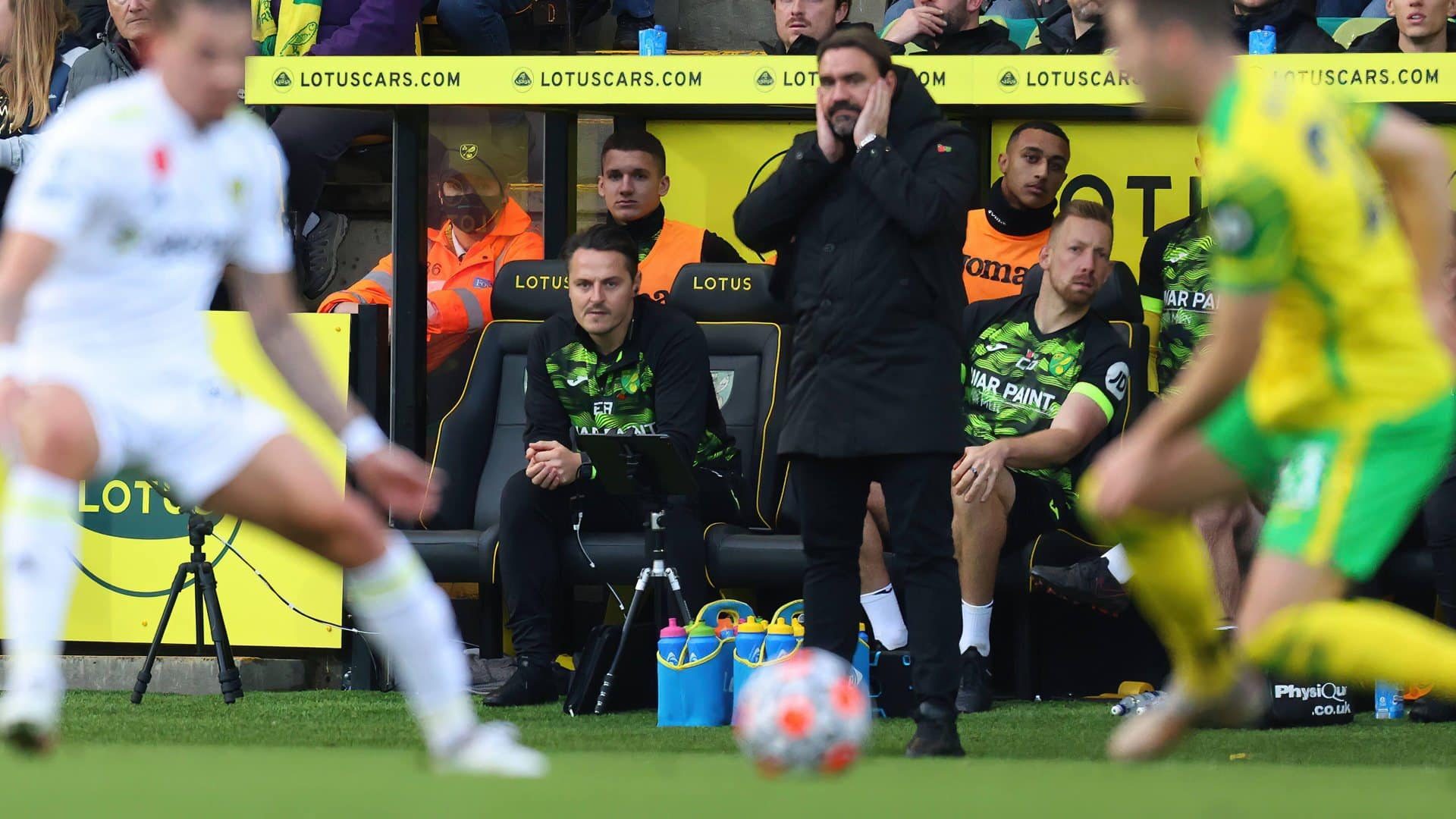 Daniel Farke looking worried as some Norwich players goes for a 50-50 with Kalvin Phillips, back when we played his Norwich at Carrow Road