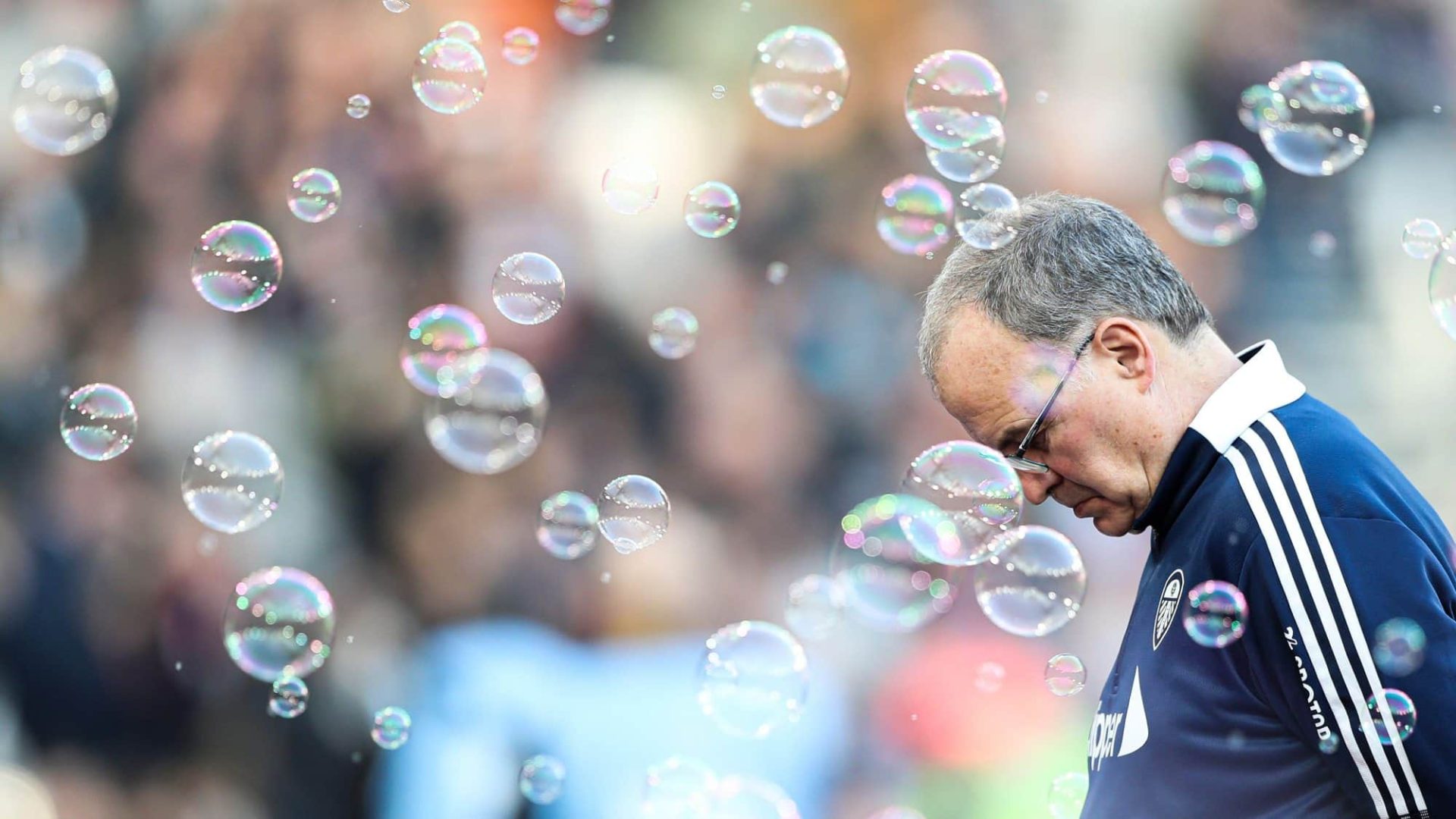 Marcelo Bielsa ignoring a torrent of bubbles