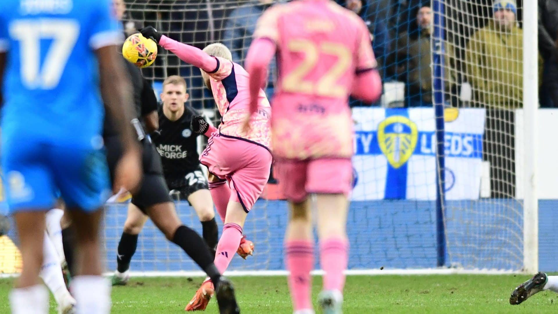 Leeds united pink sales kit